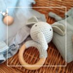 babaköszöntő csörgő rágóka pamut babafésű cumilánc előke takaró büfikendő pelenka