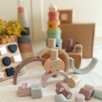 fa montessori építőjték fa játék fejlesztő kislány kisfiú két éves 2 három 3 éves fejlesztő fa állatok