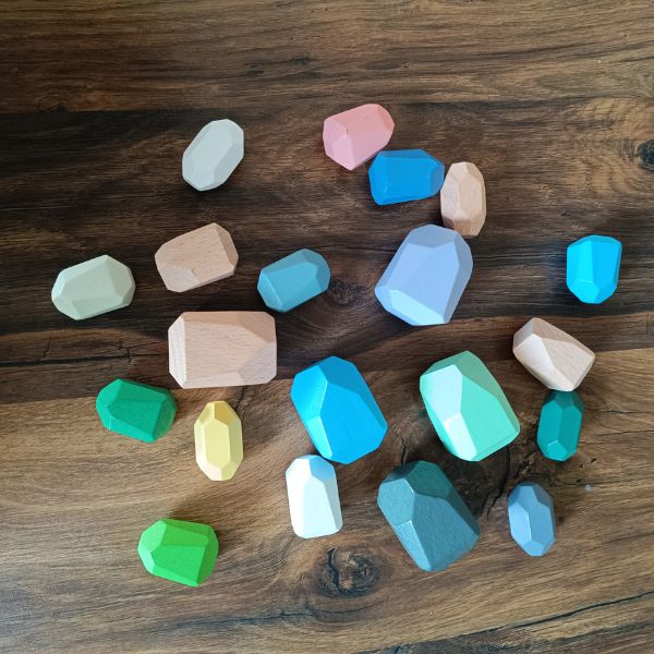 Montessori fa egyensúlyozó kavicsok -gyerekkorunk színei
