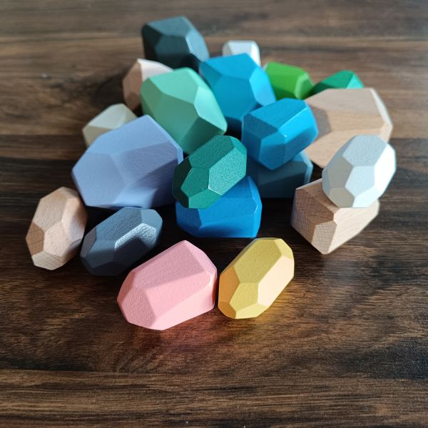 Montessori fa egyensúlyozó kavicsok -gyerekkorunk színei